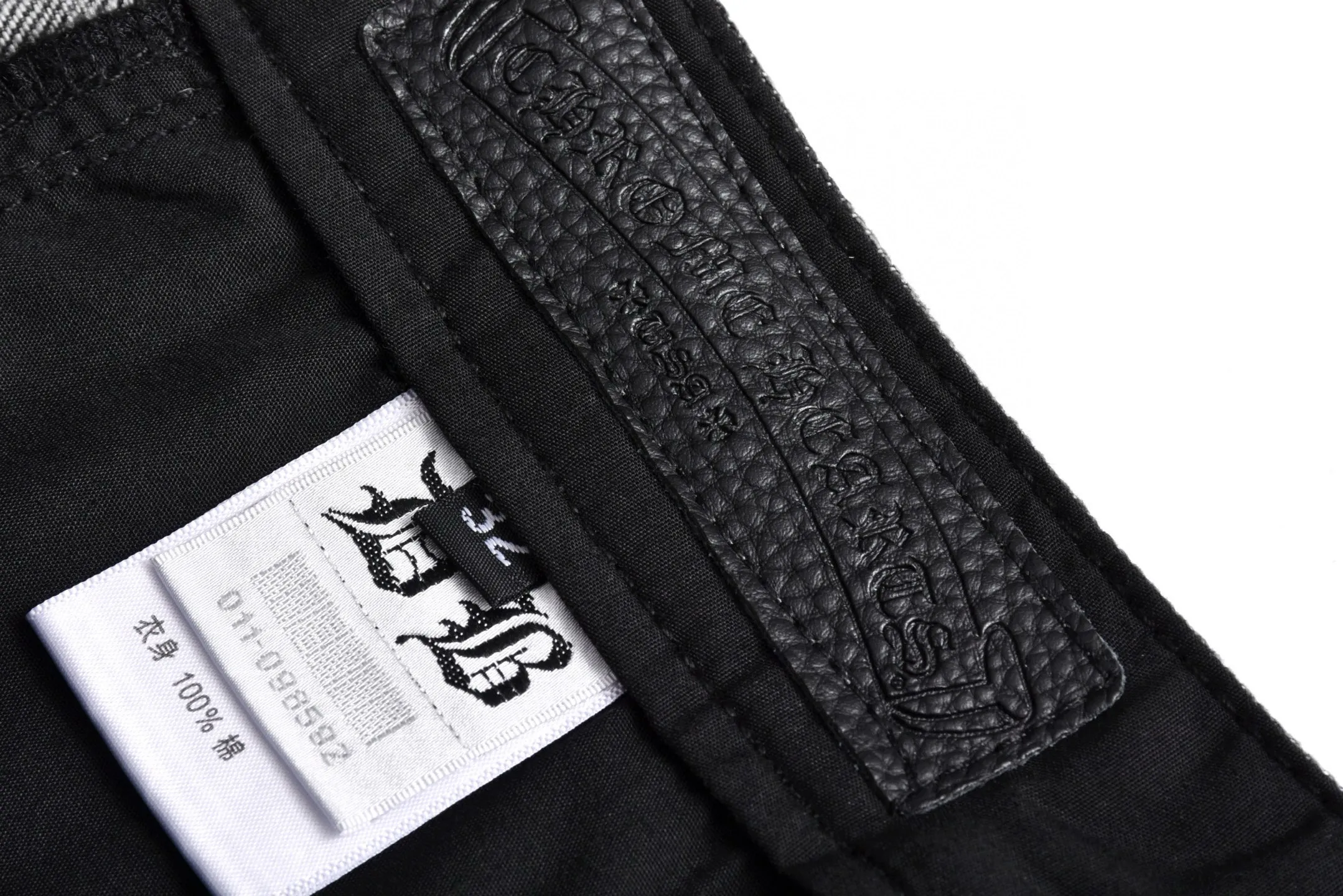 🅿️840 [Exclusive supply] CH Crow Heart Limited Flame Patch Leather Jeans CH This jeans is a store VIP limited edition (can only be purchased by store VIPs) and is not an official website model, so it is even rarer. When we got it back, we found that these pants were different from the usual 501 version. These pants were made from CH's own soleplate, not the 501 soleplate. So I can only customize the fabrics myself and rely on various relationships to get the raw material fabrics. The washing process also took dozens of attempts to finally achieve the effect we wanted. This pair of pants uses a total of 35 pieces of leather, all of which are second-layer cowhide. Therefore, whether the material is leather label or wash label, fabric or hardware, the mold needs to be re-opened and the cross must be sewn manually (for restoration, it can only be done manually) Size: 32-34-36-38